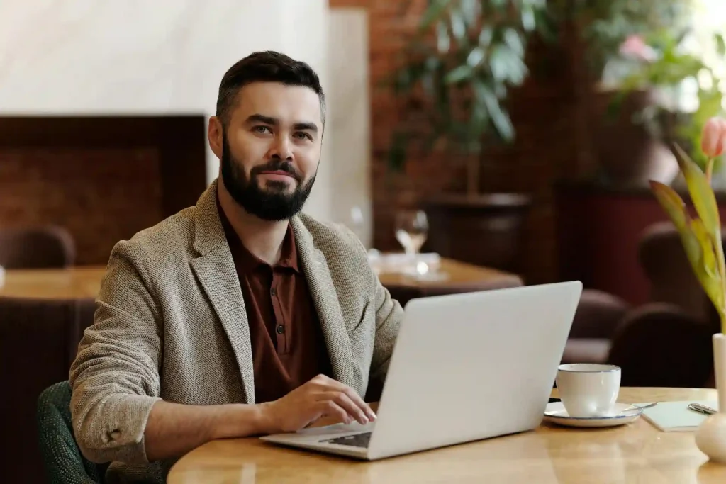 Teilnehmer absolviert eine Security Weiterbildung Hamburg online flexibel am Laptop im Alltag