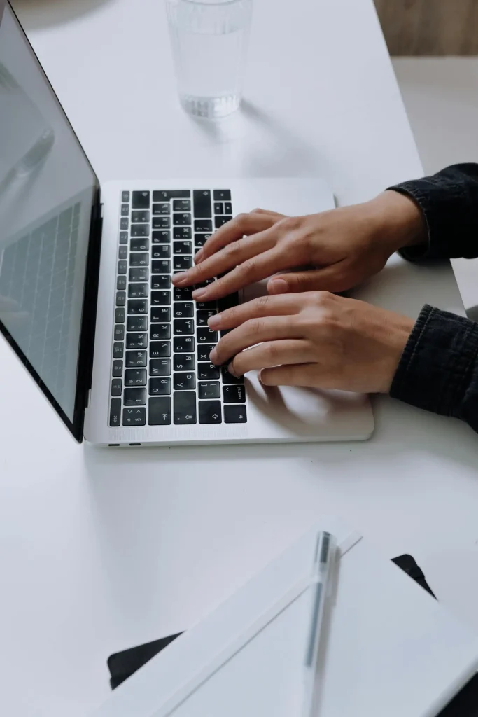 Security Weiterbildung Lübeck online am Laptop absolvieren