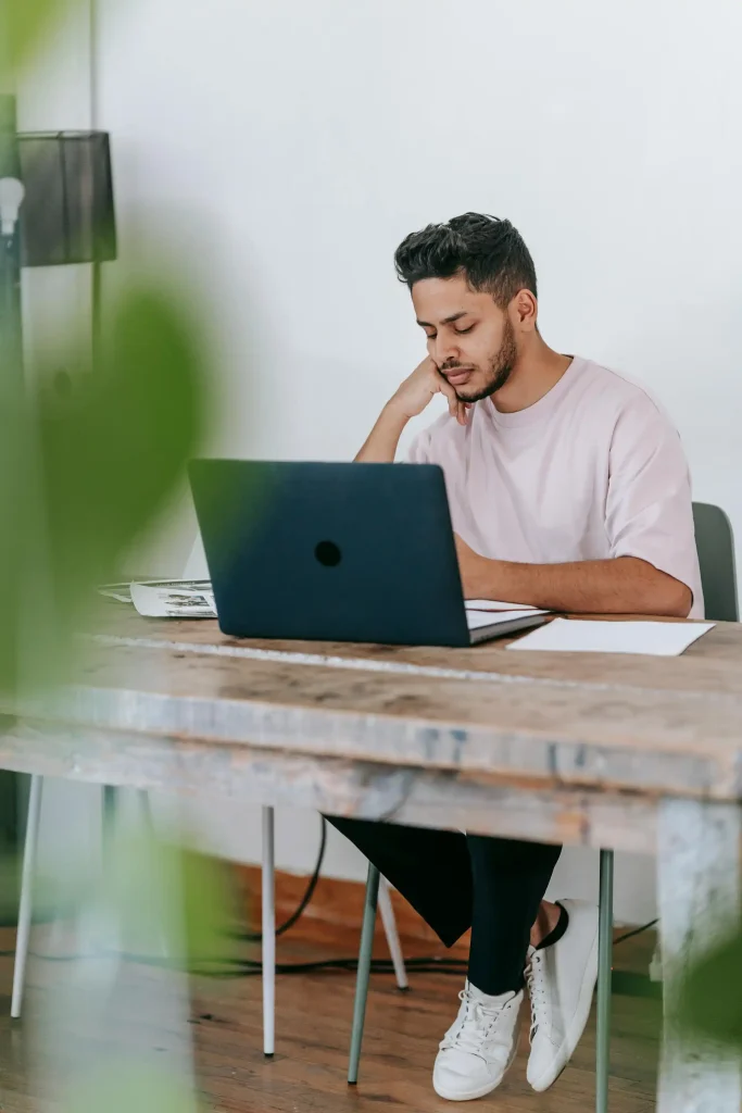 Teilnehmer lernt online am Laptop für eine Security Weiterbildung von Zuhause aus