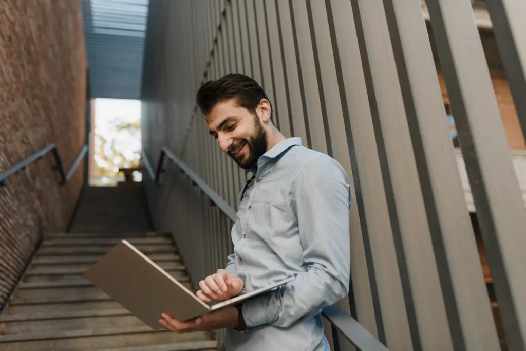 Teilnehmer einer Online Security Weiterbildung lernt flexibel am Laptop